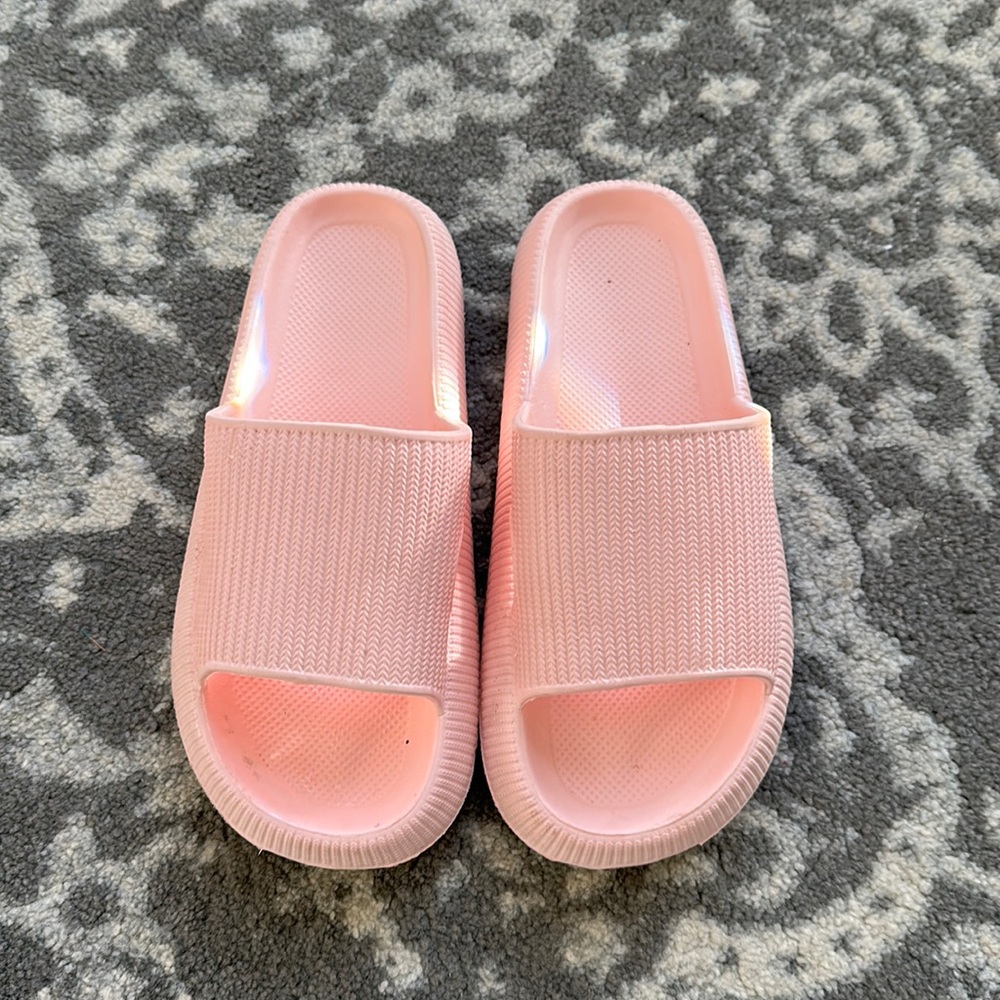 Size 7 women’s slides